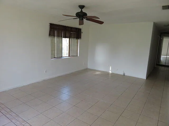 134 NW Peach St — Photo 2
