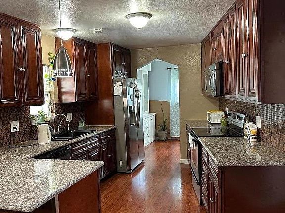 3rd image of 191 El Bosque St #191