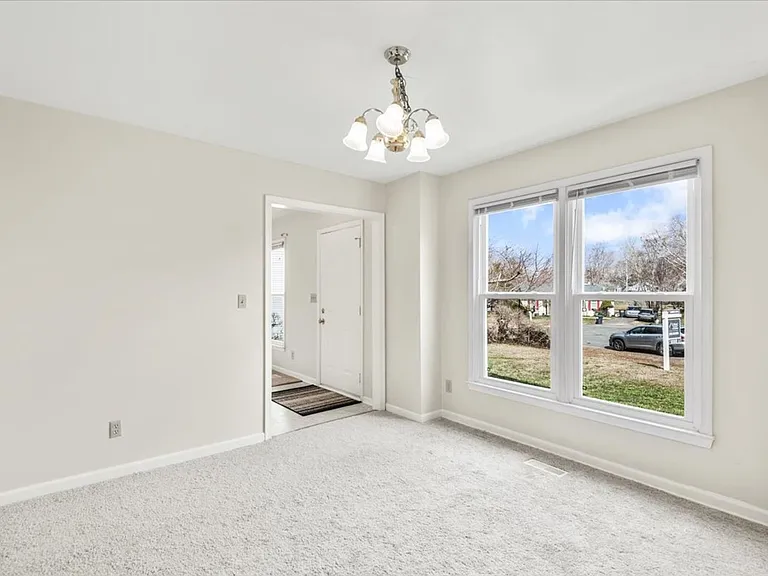10704 Live Oak Ct — Photo 7