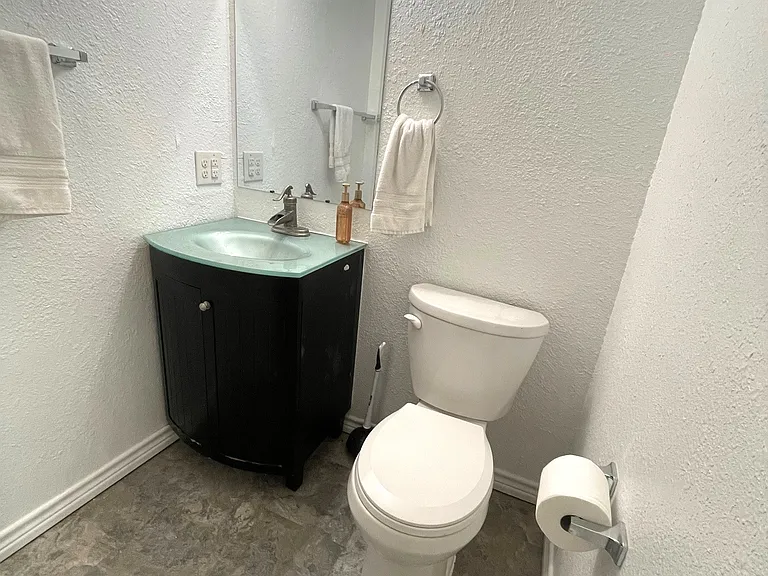 833 W Pecan St — Photo 9