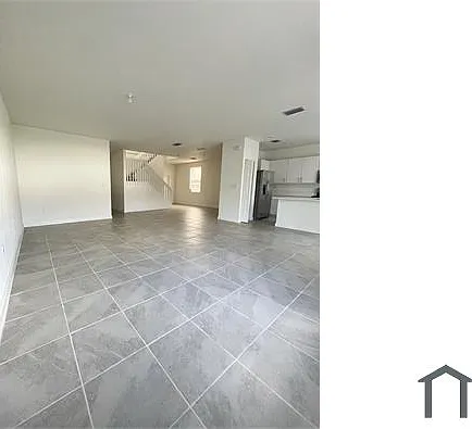 4 bed, $4,000 — Photo 4
