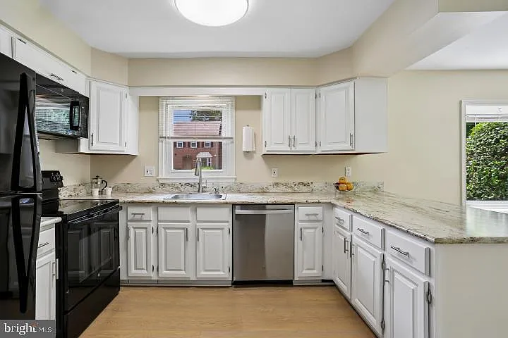 7561 Heatherton Ln — Photo 13