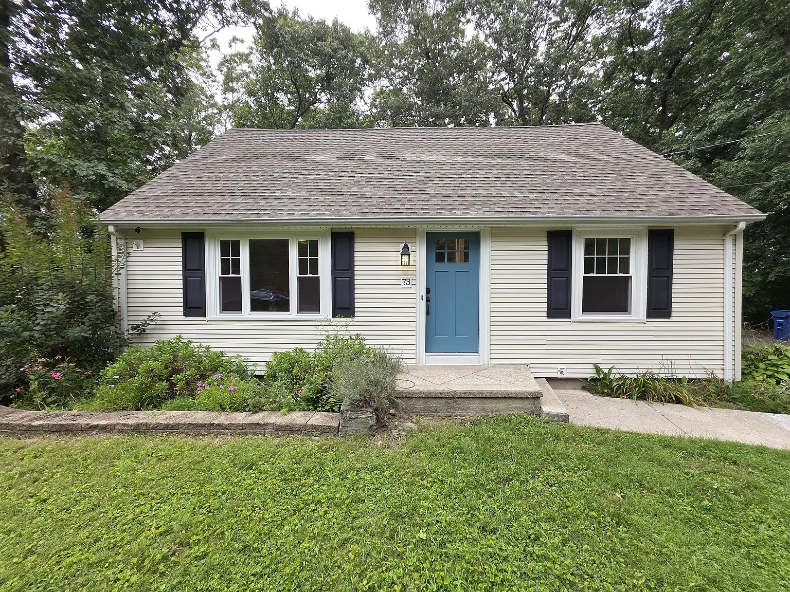  73 Posnegansett Ave House 3b/2b Updated! Yard Laundry Dogsok Spacious — Photo 3