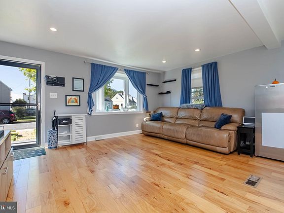 3rd image of 8228 Watersedge Rd