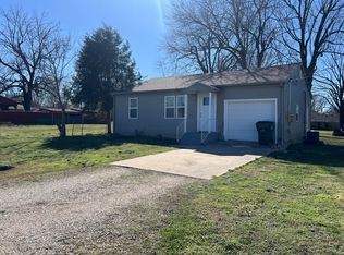 905 S Griffith Ave, Aurora, MO 65605