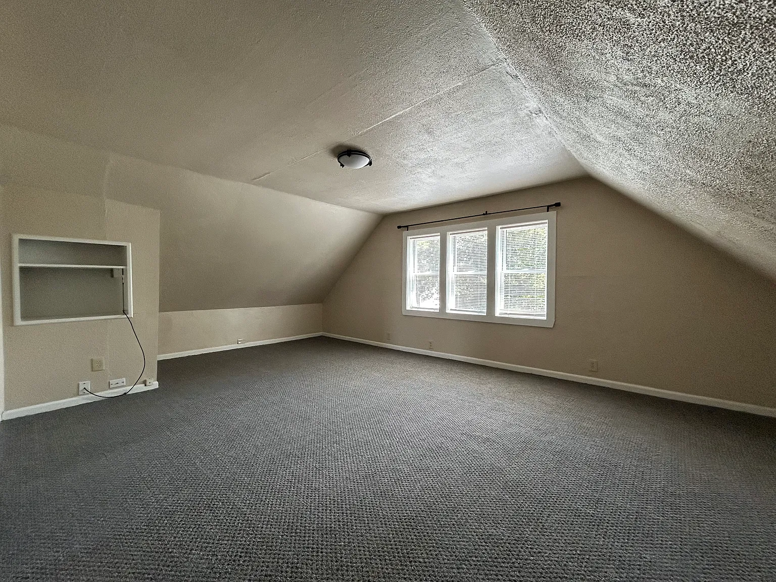 1 bed, 700 sqft, $1,050 — Photo 2