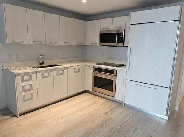 45 SW 9th St, Miami, FL