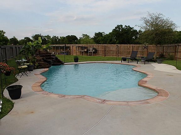 Large pool with plenty of yard left for kids to play