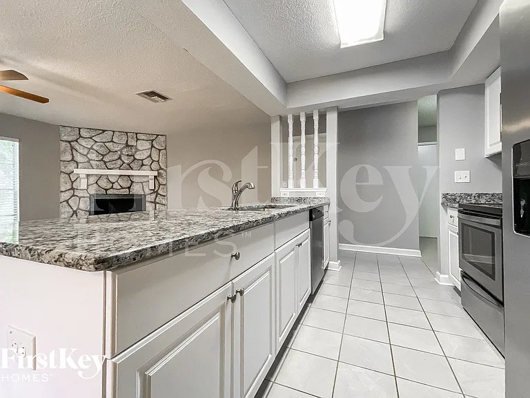 1794 E Groveleaf Ave — Photo 5