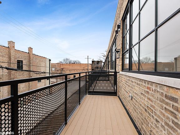 3rd image of 4405 N Artesian Ave #205