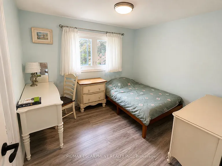 421 Canterbury Cres — Photo 10