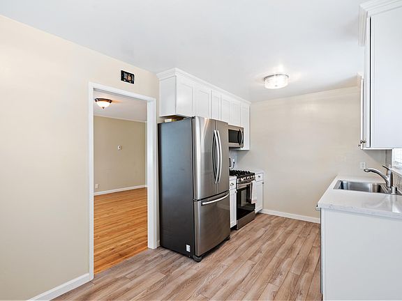 5th image of 932 Laguna Ave #B