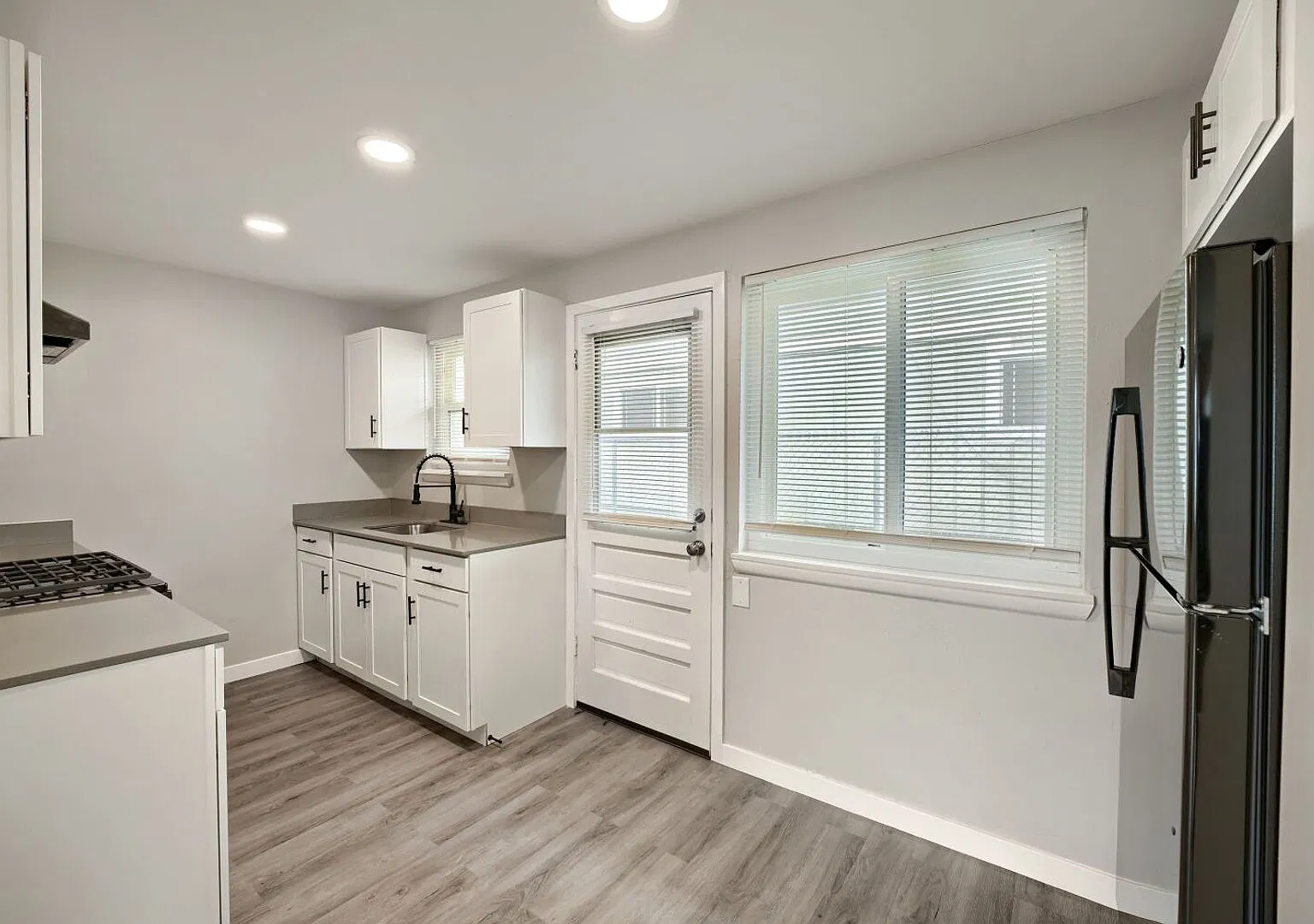 Charming 1bed/1bath Apartments in Lakewood! — Photo 1