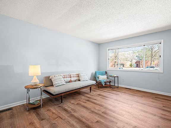 3rd image of 1129 Marlborough Rd