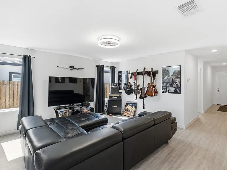 2706 Lannister Ln — Photo 10