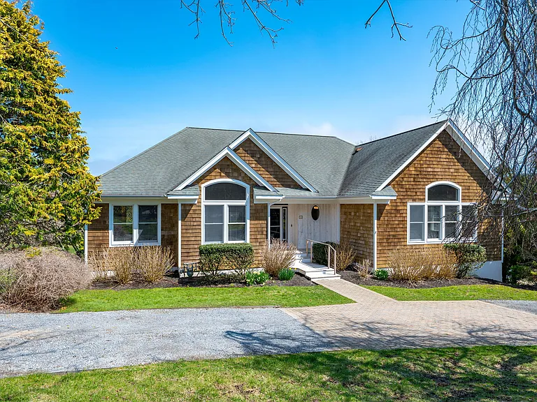 10 Peconic View Ct — Photo 2