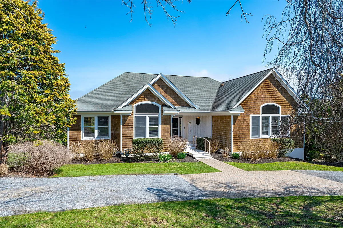 Building Photo - 10 Peconic View Ct