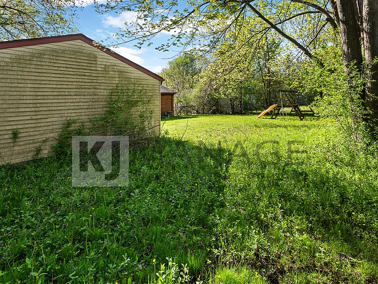 28203 Sutherland St — Photo 23