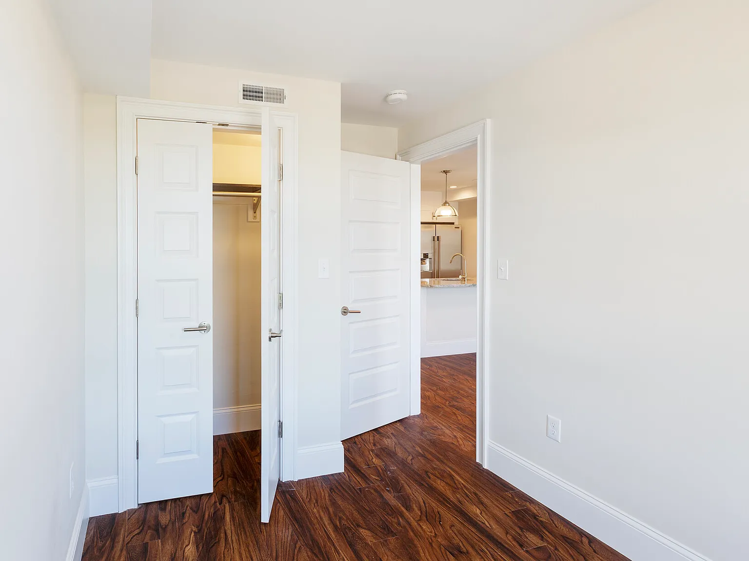4 bed, 9999 sqft, $7,200 — Photo 2