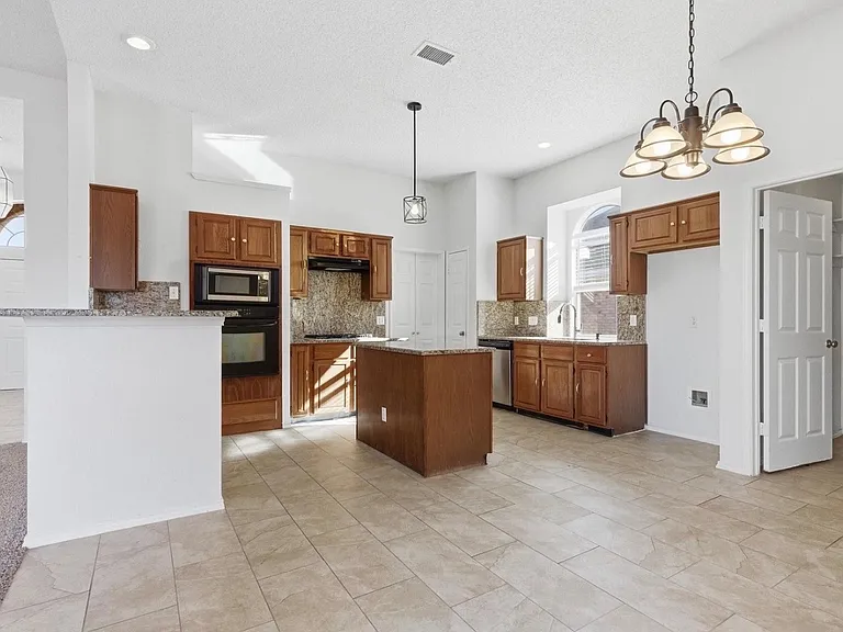 2305 Austin Dr — Photo 3