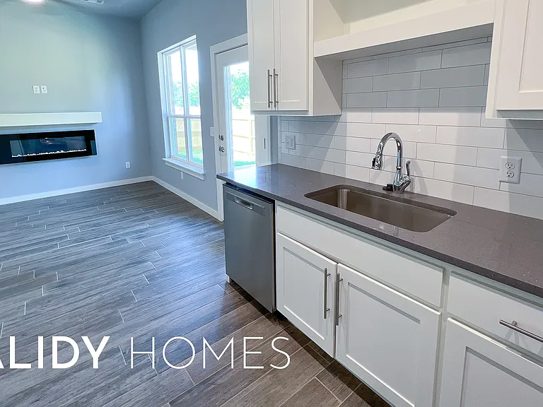 412 Remington Ave — Photo 16