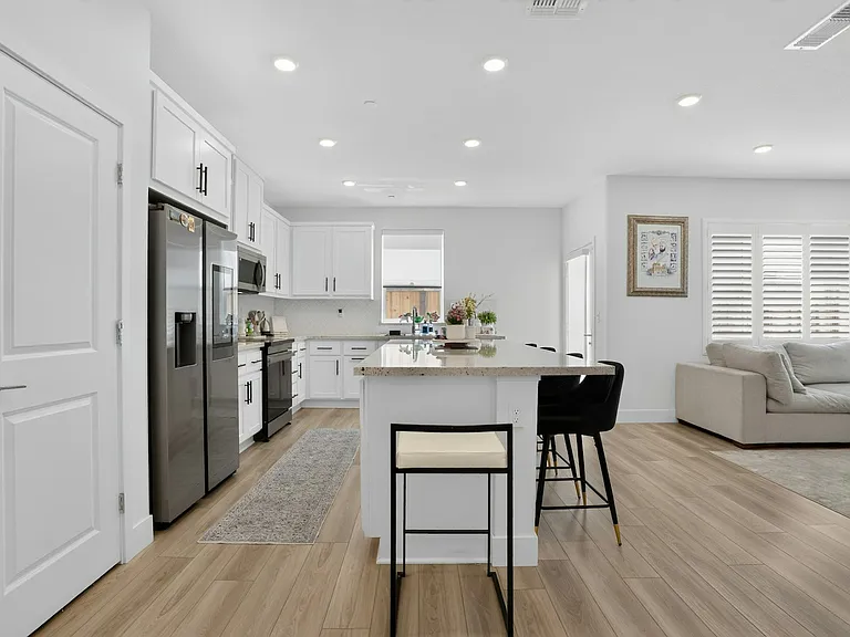 486 N Cloverdale Pl — Photo 5