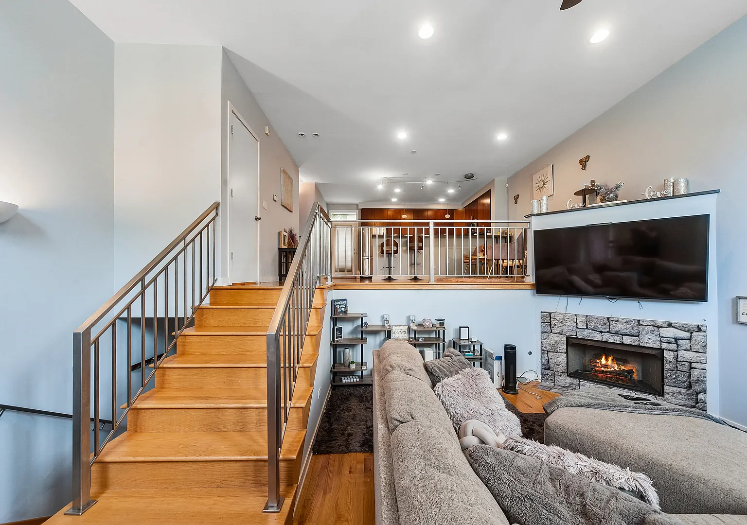 3 bed, 3.5 bath, 2400 sqft, $4,100 — Photo 3