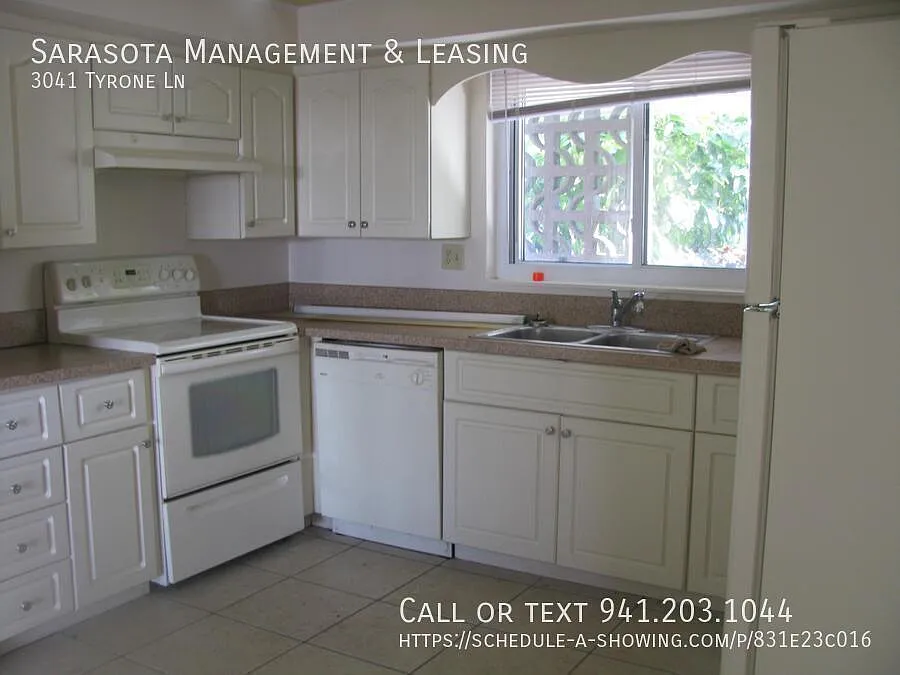 South Gate Pool Home with 1900 sf Living Space + 2 car Garage! — Photo 4