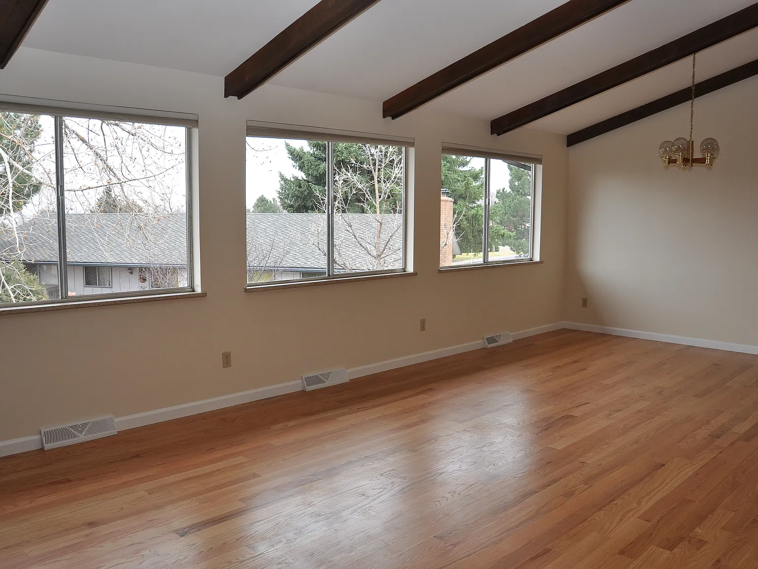 4 bed, 2.5 bath, 2400 sqft, $3,600 — Photo 4