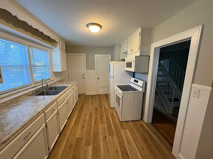305 Davis St — Photo 4