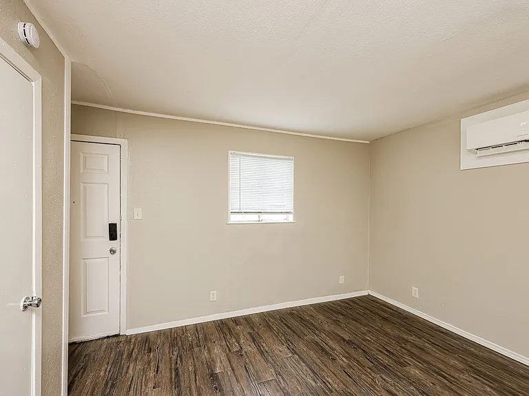 Monarch Court — Photo 6
