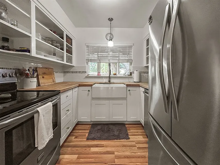 1021 Iroquois St — Photo 9