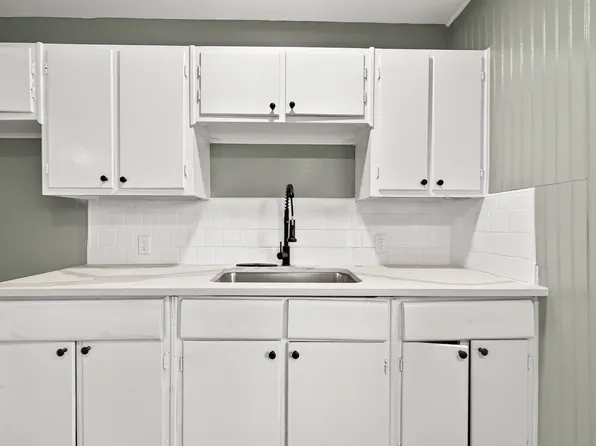 8666 Candy St, Houston, TX 77029