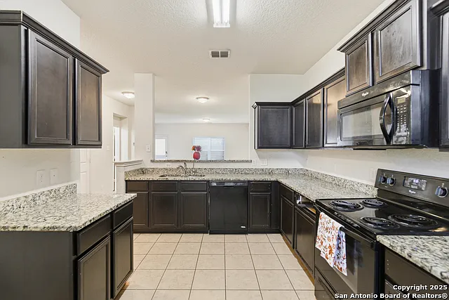5 bed, 2.5 bath, 2586 sqft, $1,595 — Photo 1