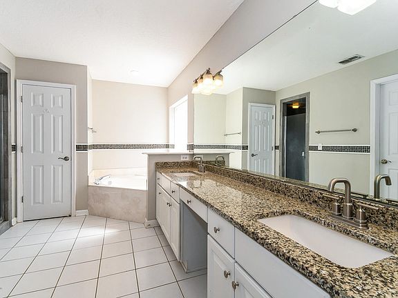 4th image of 2804 Sweetholly Dr