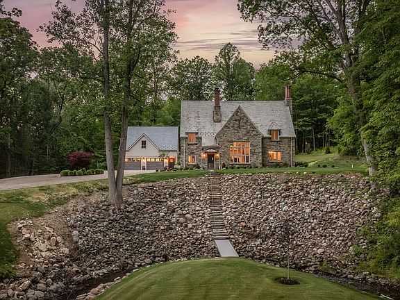 3rd image of 8061 Chagrin Rd