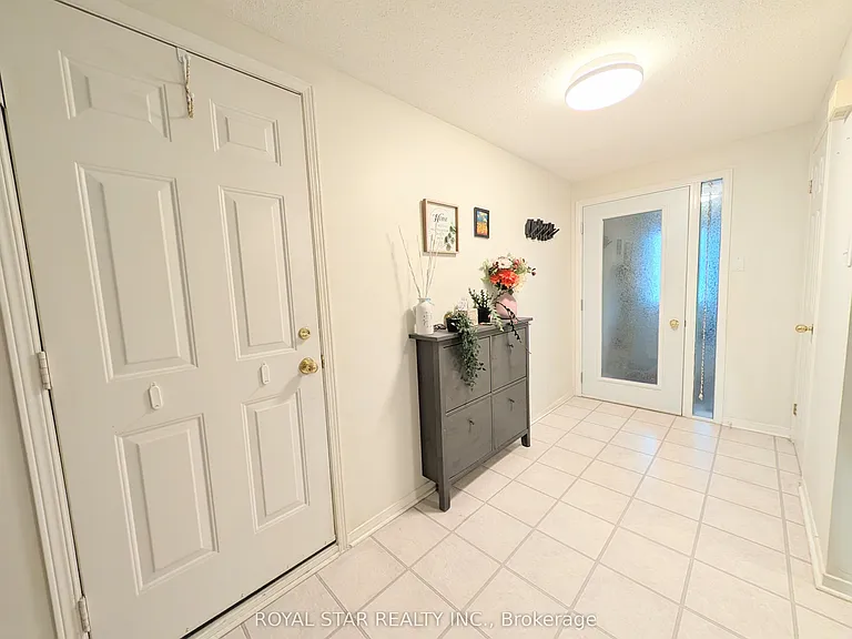 38 Springcreek Cres — Photo 4