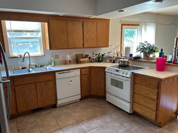 833 E 11th St, Lawrence, KS 66044