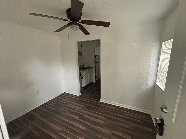 817 E Avenue A — Photo 3