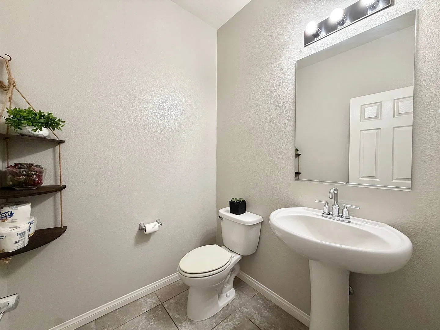 Spacious 4-Bedroom Home in Spring Valley — Photo 2