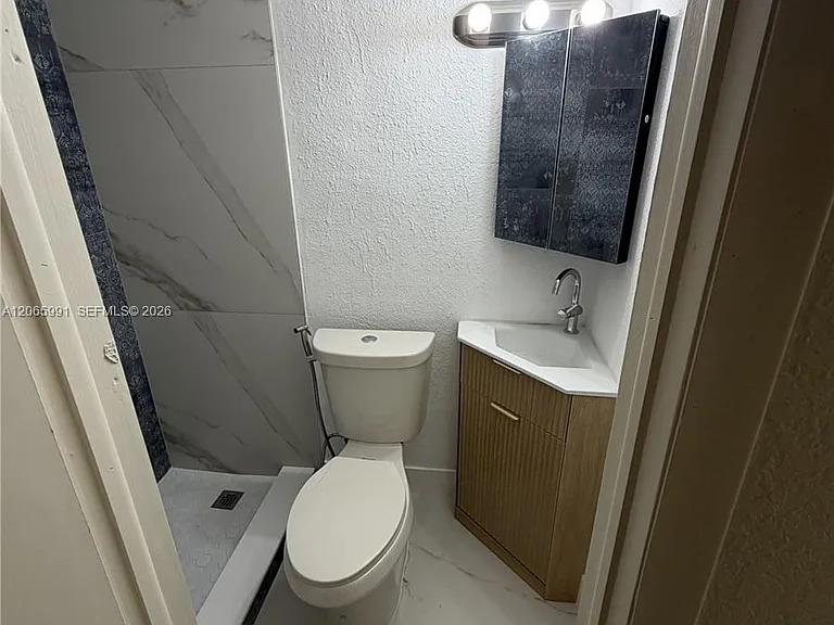2424 SW 21st Ter #IN-LAW DETACHD — Photo 4