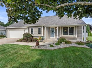 8230 W Southview Dr, Franklin, WI 53132