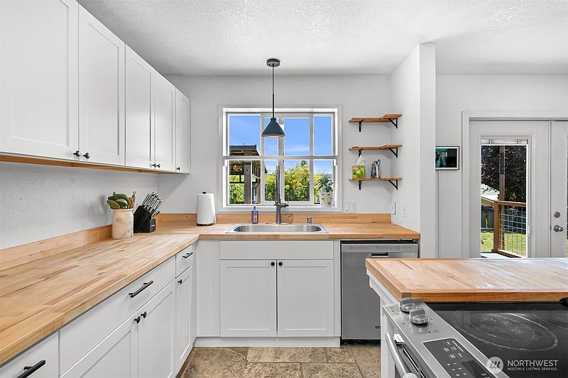 3rd image of 5868 Sherry Place