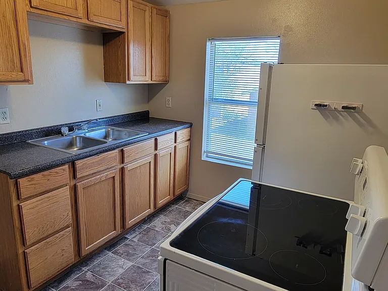304-322 S Abilene Ave — Photo 7
