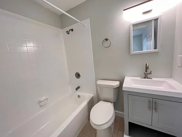Lakeside Cove Apartments — Photo 12