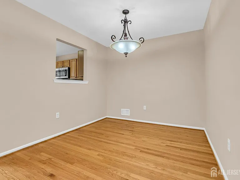 8 Edith Dr — Photo 13