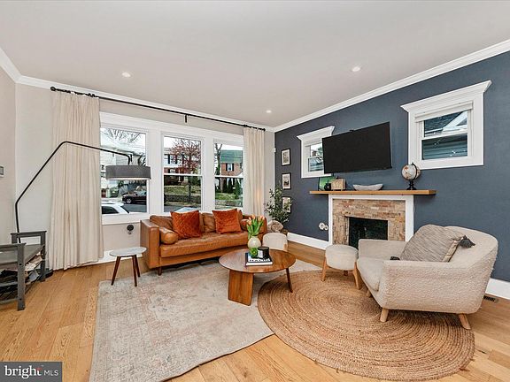 5th image of 3016 Thayer St NE