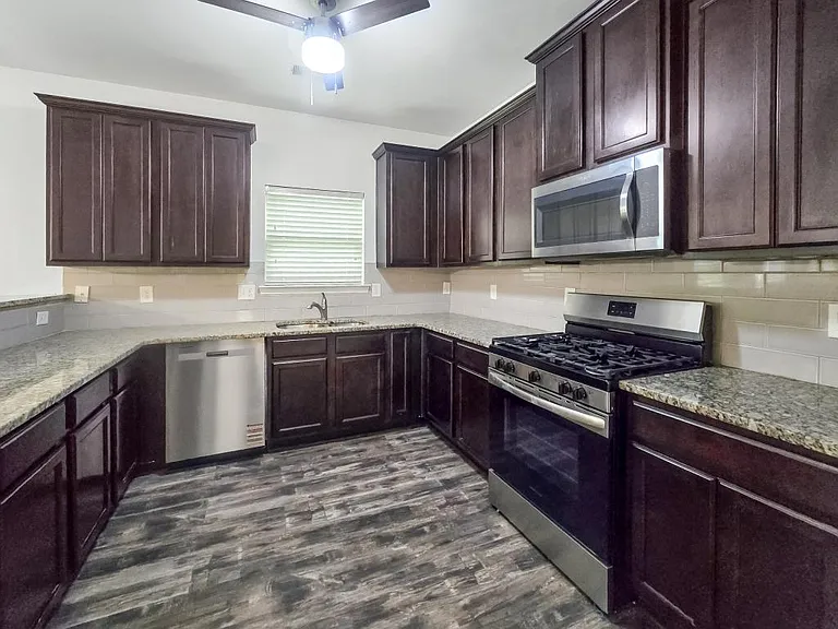 1437 Balvaird Dr — Photo 5