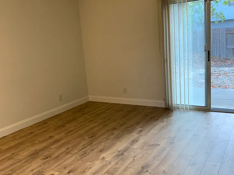 8120 Pine Oaks Ct — Photo 1