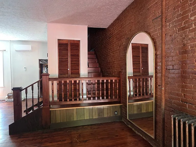 131 W Broadway — Photo 4